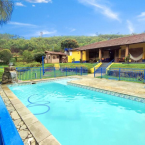 Sítio com piscina e lago